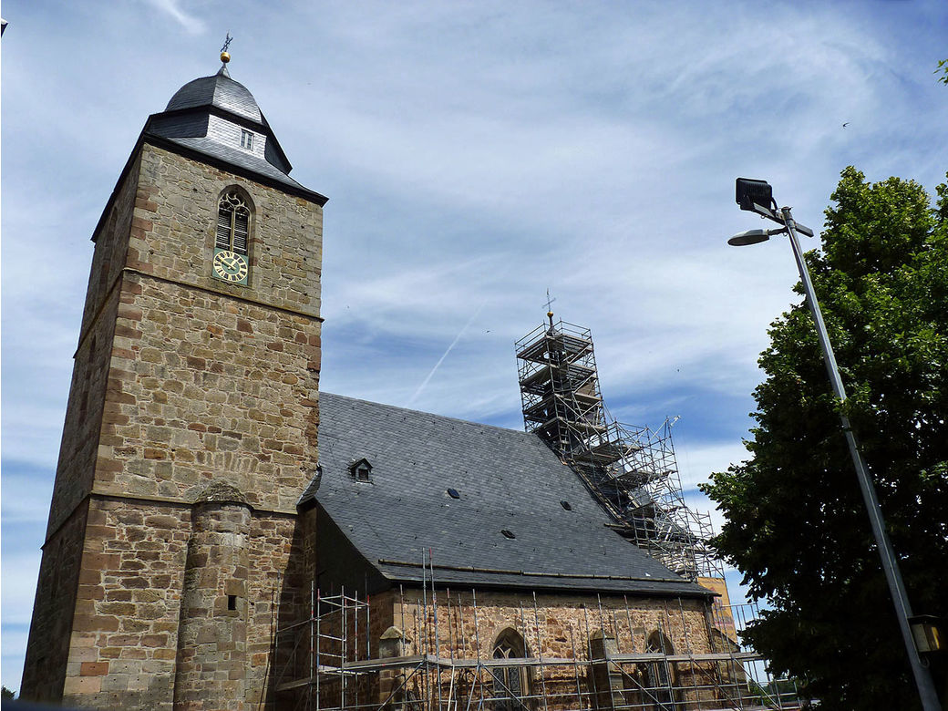 Einrüstung von St. Crescentius an der Südseite (Foto: Karl-Franz Thiede)
